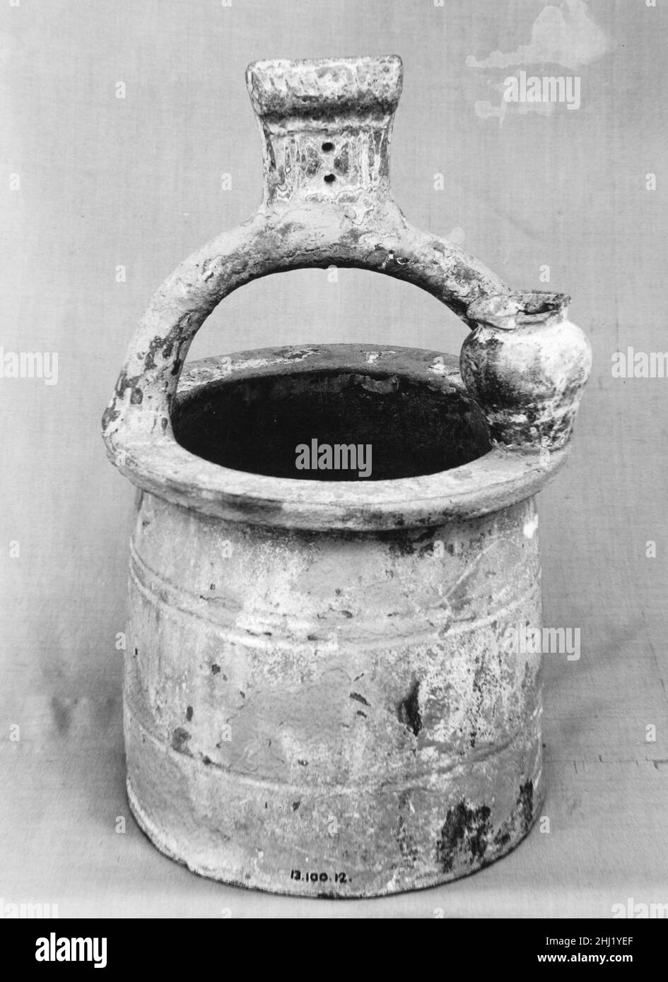 Modèle d'une tête de puits et d'un seau Chine du 1st au 2nd siècle.Modèle d'une tête de puits et d'un godet.Chine.1st–2nd siècle.Faïence avec trace de glaçure vert plomb.Dynastie des Han de l'est (25–220).Céramique Banque D'Images
