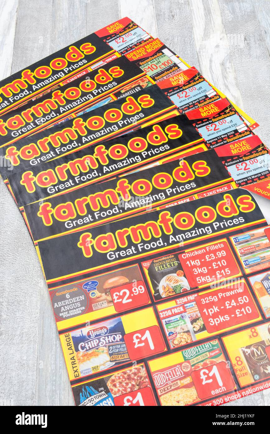 Le logo Farmfoods sur des copies de leurs prospectus de marketing direct boîte aux lettres / publicité locale.Société privée britannique spécialisée dans les aliments surgelés. Banque D'Images