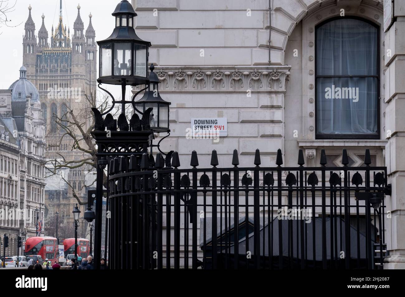 Le jour où le rapport de la fonctionnaire Sue Gray, sur les actes répréhensibles commis par le personnel de Downing Street et le Premier ministre Boris Johnson pendant la pandémie de Covid, devrait être publié, les panneaux pour Downing Street, la résidence officielle de Johnson, sont à l'échelle des chambres du Parlement,Le 26th janvier 2022, à Londres, en Angleterre.La police met a également annoncé qu'elle enquêtera maintenant sur Johnson et son personnel après que les nouvelles de nouvelles parties de confinement ont été révélées pour avoir enfreint les restrictions de Covid. Banque D'Images