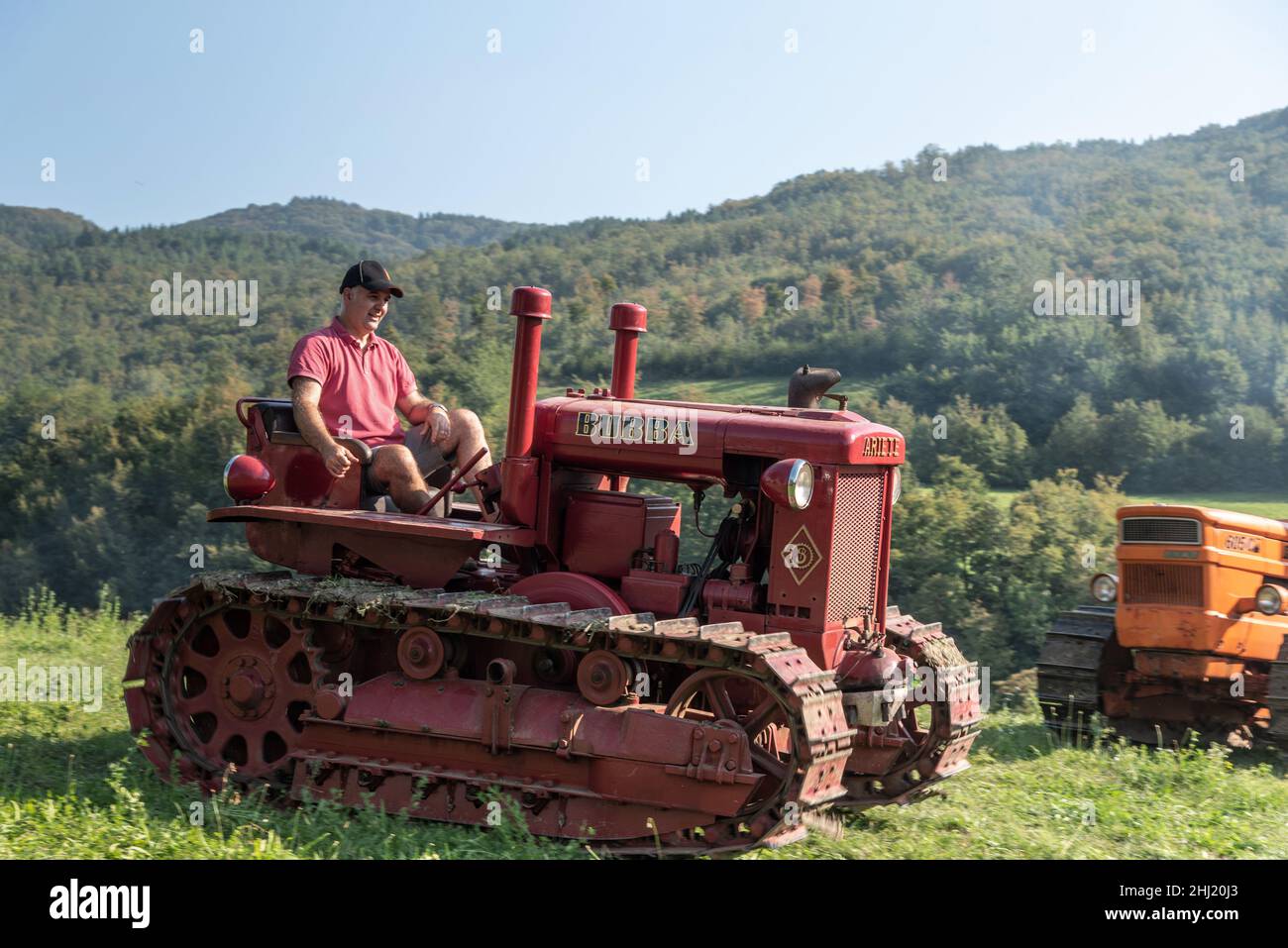 Un garçon italien conduit un ancien tracteur Bubba Ariete Banque D'Images