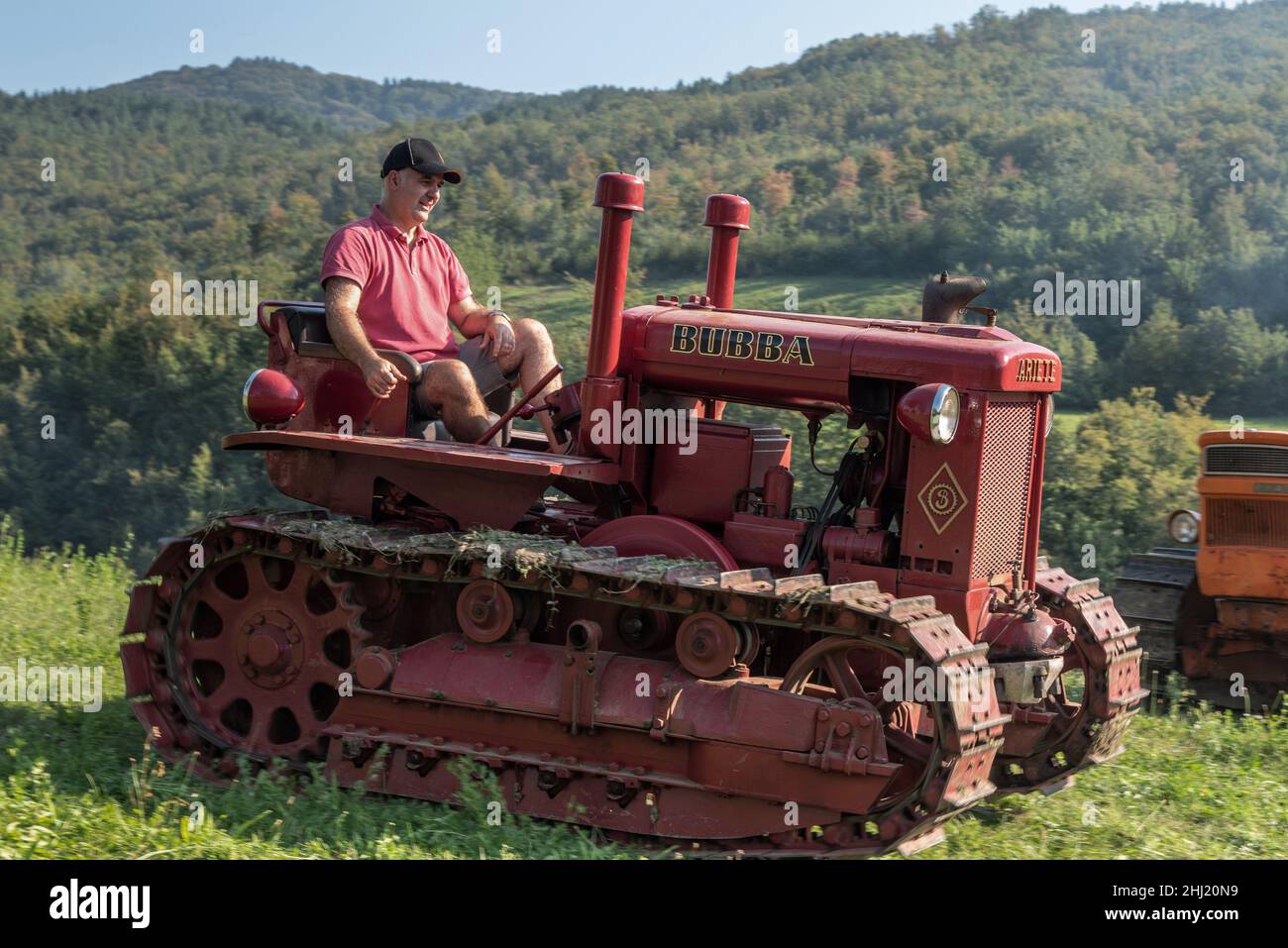 Un garçon italien conduit un ancien tracteur Bubba Ariete Banque D'Images