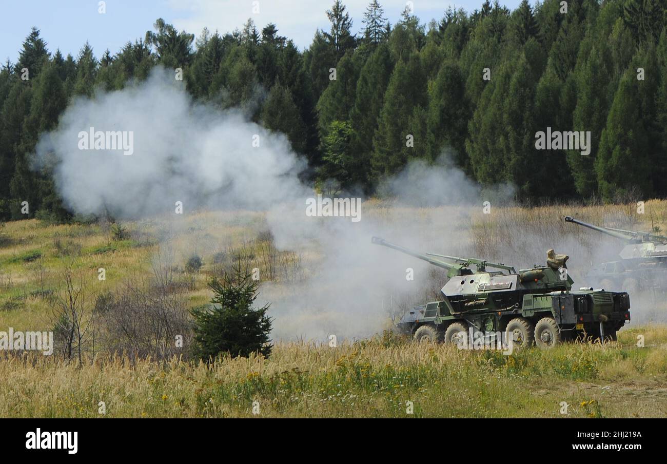 Jince, République tchèque.29th août 2012.***FICHIER PHOTO*** les soldats du bataillon d'artillerie 132nd de Jince ont pratiqué le tir avec des munitions aiguisées et le contrôle du feu dans la zone militaire de Brdy, République tchèque, le 29 août 2012.Ils ont tiré d'un obusier DANA (152mm SpGH DANA; ShKH vz.77).Crédit : Petr Eret/CTK photo/Alamy Live News Banque D'Images