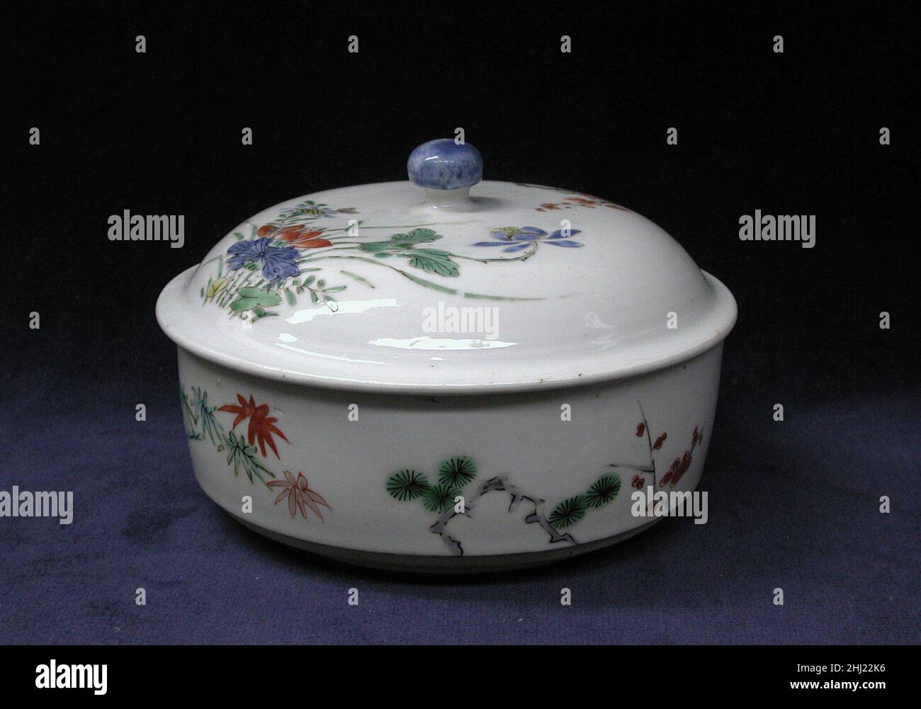 Bol 18th siècle japonais, pour le marché européen le don de la Collection Hans Syz en 1995 a doté le Musée de près de trois cents exemples de céramiques européennes et asiatiques méticuleusement acquis par le collectionneur d'origine suisse Dr. Syz (1894-1991) pour tracer la migration des modèles et des modèles de l'est à l'Ouest.Documentant un processus continu d'influence et d'adaptation, ces pièces fournissent un examen discriminant des nuances de changement stylistique résultant de trois siècles de commerce.Bol 210175 Banque D'Images