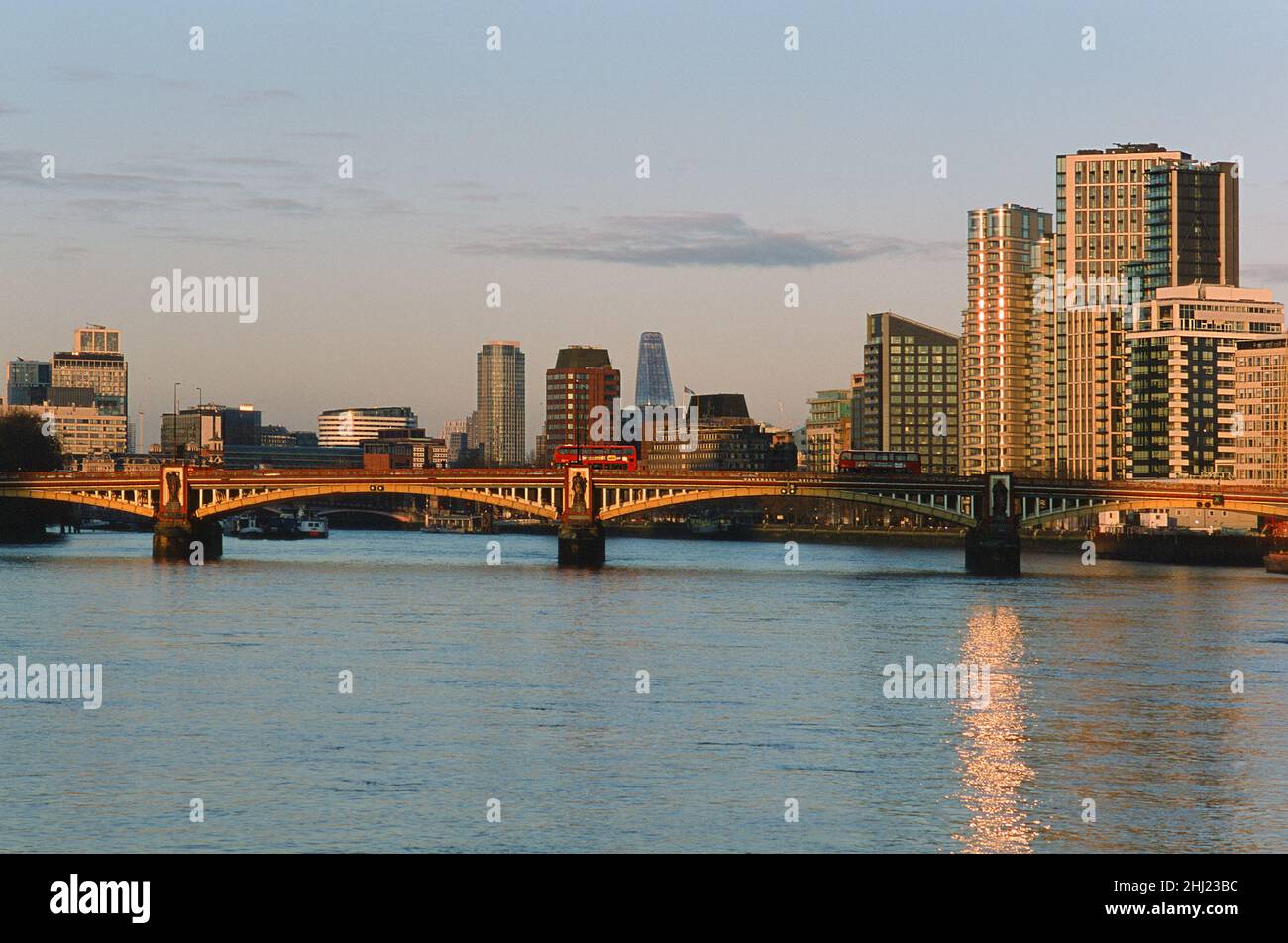 Le pont de Vauxhall et la Tamise, dans le centre de Londres, au Royaume-Uni, vers l'est, en début de soirée Banque D'Images