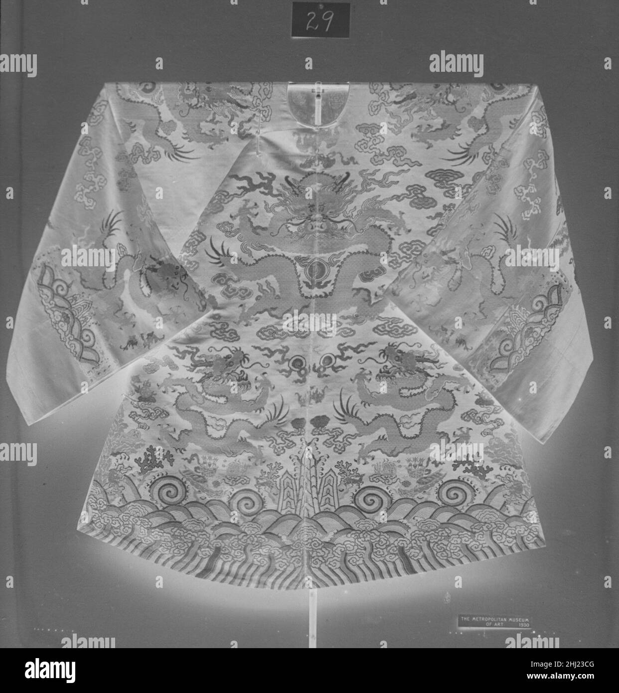 Manteau avec des symboles bouddhistes et taoïstes de la fin de 18th–début de 19th siècle en Chine.Manteau avec des symboles bouddhistes et taoïstes 70935 Banque D'Images