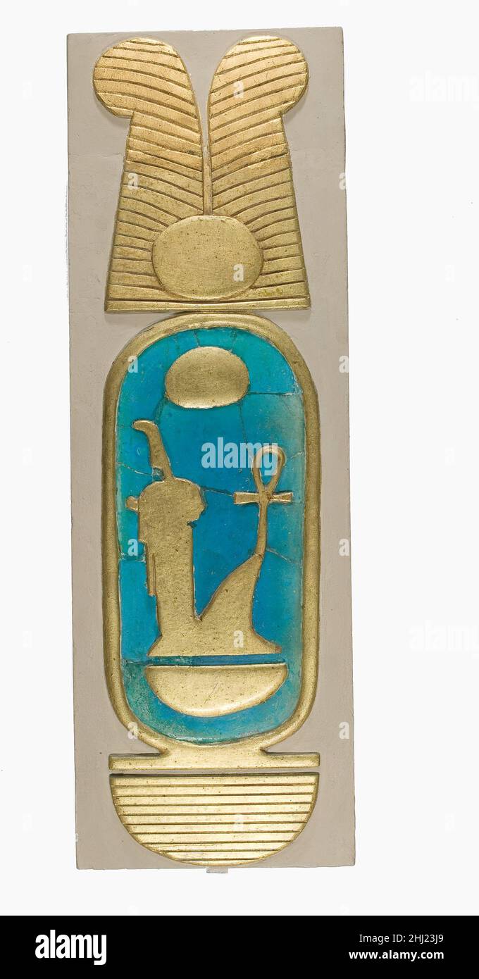 Reconstruction d'une cartouche d'Amenhotep III ca.1390–1353 C.-B. Nouveau Royaume les carreaux de foi bleus de cette reconstruction ont été découverts lors des fouilles du Musée à Malqata, le site d’une ville de festival construite par Amenhotep III pour la célébration de ses trois festivals de réjuvination, ou heb sed.La cartouche originale était faite de carreaux de foi et de plâtre doré mis en bois qui était mal délabré et ne pouvait pas être préservé (voir la photographie d'excavation ci-dessus).Dans cette reconstruction, les carreaux ont été mis en plâtre qui a été peint pour imiter la feuille d'or.La cartouche conta Banque D'Images