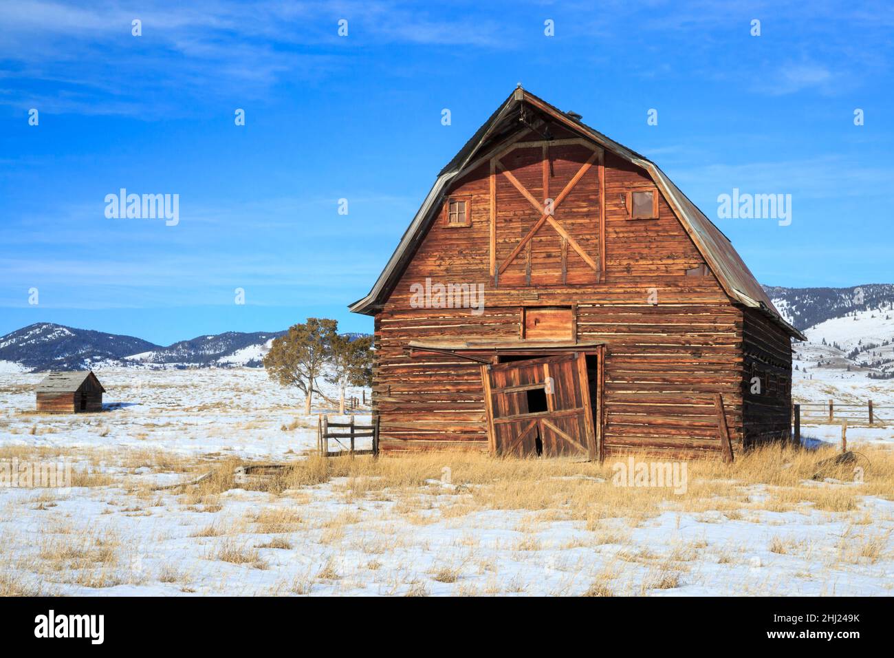 ancienne grange et cabine en hiver près de jens, montana Banque D'Images
