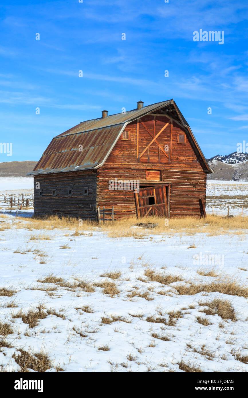 ancienne grange en hiver près de jens, montana Banque D'Images