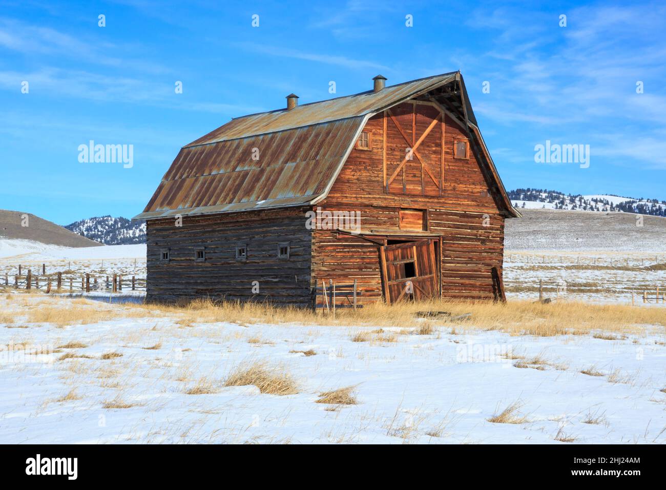 ancienne grange en hiver près de jens, montana Banque D'Images