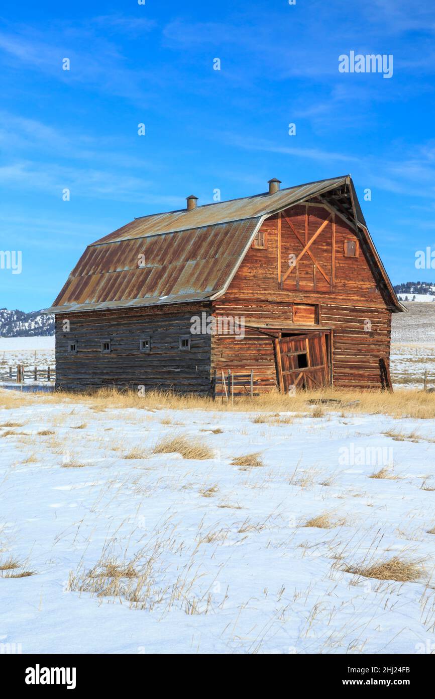 ancienne grange en hiver près de jens, montana Banque D'Images