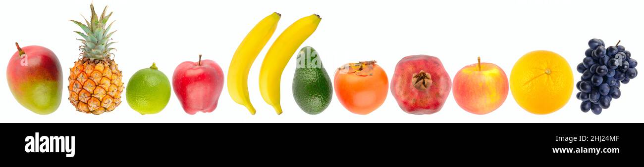 Fruits et légumes tropicaux en rangée isolés sur fond blanc. Banque D'Images