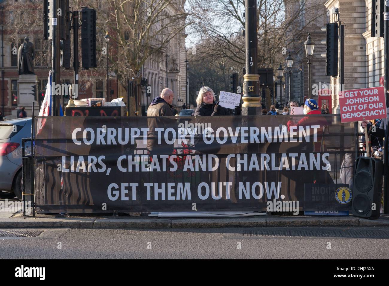 Londres, Royaume-Uni, 26th janvier 2022.Le gouvernement conservateur corrompu - menteurs, cheats et charlatans - les sortir maintenant.Steven Bray et son mouvement européen de défiance poursuivent leurs manifestations en dehors du Parlement avec des bannières et des affiches contre Boris Johnson et le gouvernement conservateur corrompu.Des écriteaux et des bannières montrent Downing St comme une scène de crime et appellent Johnson à démissionner et à se demander si le rapport Gray sera encore un autre blanchi à la chaux.Ils appellent Johnson un menteur pathologique.Peter Marshall/Alay Live News Banque D'Images