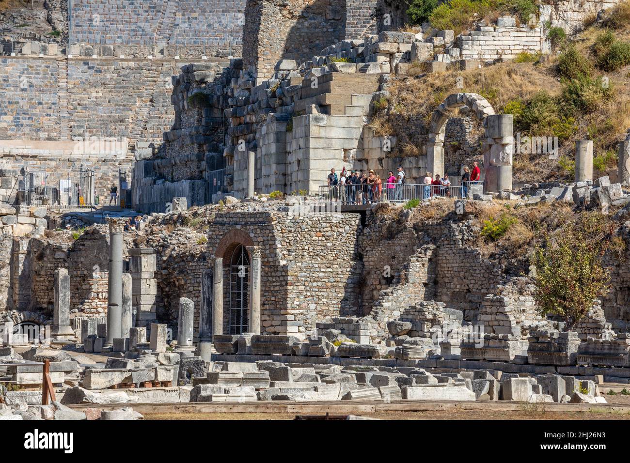 Touristes nationaux et étrangers parmi les ruines de l'ancienne ville d'Ephèse à Selcuk, province d'Izmir, Turquie le 22 octobre 2021. Banque D'Images