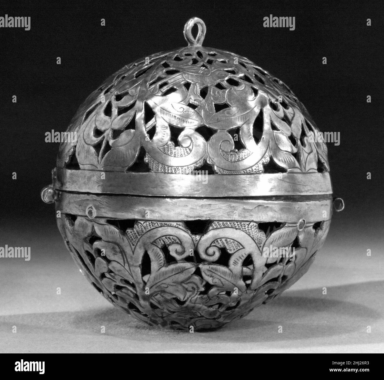 Censeur 8th–9th siècle Chine ce censeur sphérique a été initialement suspendu d'une chaîne.Le bol hémisphérique intérieur pour encens est accroché sur des gimbales de sorte qu'il reste droit pendant que le censeur est balancé.Censeur 49560 Banque D'Images