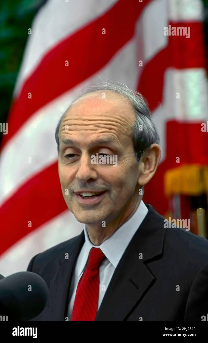 **PHOTO DU DOSSIER** le juge Stephen Breyer de la Cour suprême prendra sa retraite.Washington, DC.USA, le 16 mai 1994 le juge Stephen Breyer, candidat à la Cour suprême des États-Unis, prononce un discours devant les journalistes à la Maison Blanche Rose Garden après que le président américain Bill Clinton ait annoncé Breyer comme son choix pour le crédit de justice associé : Mark Reinstein/MediaPunch Banque D'Images