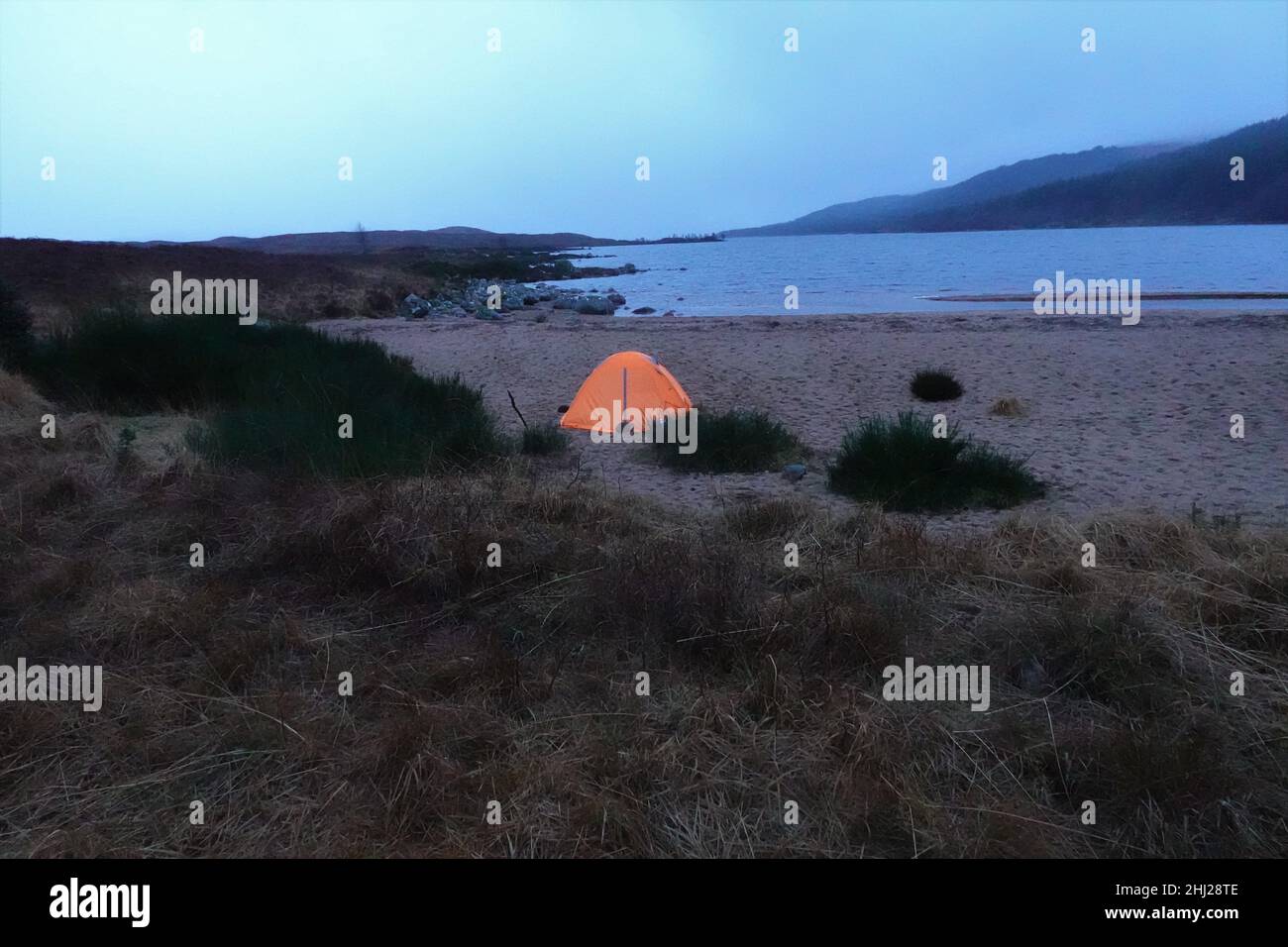 Camping d'hiver sauvage sur les rives du Loch Laidon, Highlands écossais Royaume-Uni Banque D'Images