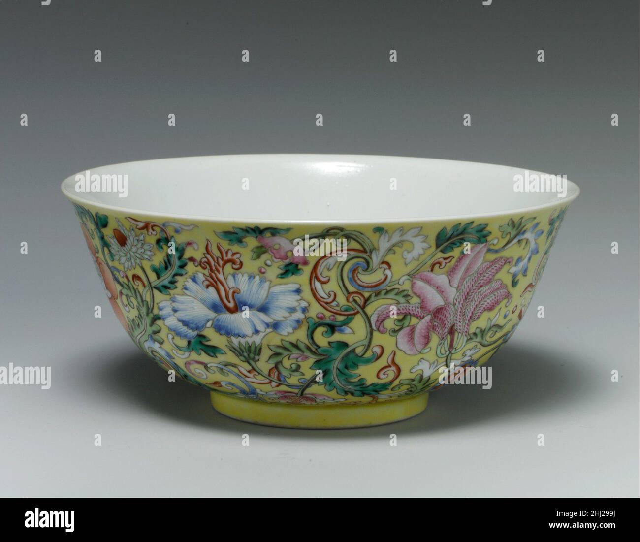 Bol avec fleurs composites imaginaires Chine les fleurs et les feuilles de ce bol illustrent une fleur imaginaire qui combine des éléments de la pivoine, du lotus, du chrysanthème, du grenade et d'autres plantes.Destinée à représenter la majesté et la beauté, cette fleur décorative (souvent connue sous le nom de baoxianghua) est apparue pour la première fois au sixième ou au septième siècle.Les fleurs ne sont pas trouvées comme motifs dans l'art chinois avant cette période, et il est possible qu'elles ont été introduites avec l'imagerie bouddhiste.Bol avec fleurs composites imaginaires.Chine.Porcelaine peinte avec des émaux verglaçés (Jingdezhen ware).Dynastie Qing (1 Banque D'Images