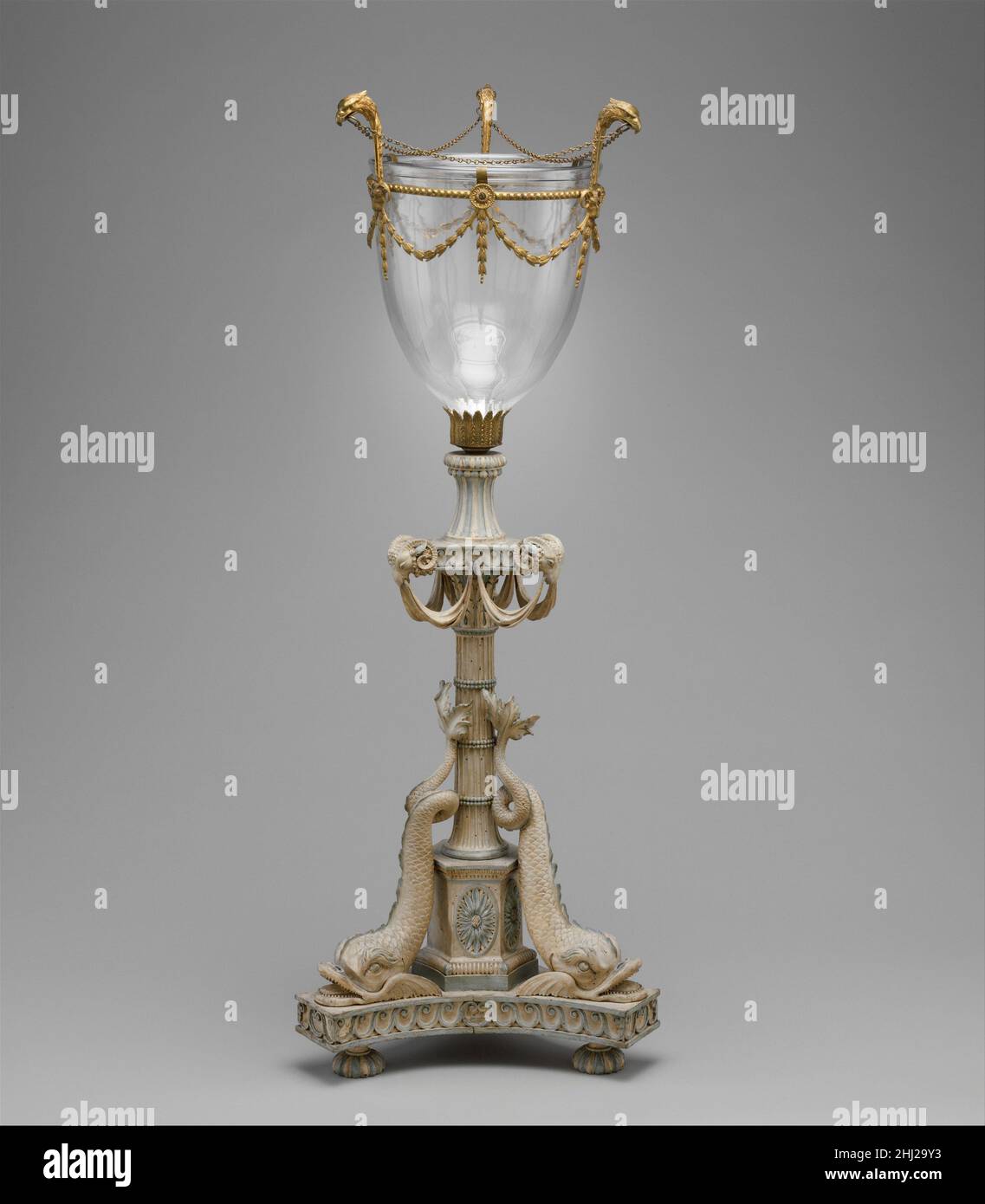 Candlestand (une de paire) ca.1780–90 britannique avant l'introduction de la lampe à huile Argand en 1784 et des innovations technologiques ultérieures comme l'éclairage au gaz et électrique, l'éclairage artificiel de l'intérieur domestique dépendait largement des bougies,Fait soit de graisse animale rendue (suif), soit de cire d'abeille moins fumée et mieux odorante[1]. Compte tenu du coût élevé en particulier de la cire, peu de bougies ont été utilisées quotidiennement, et une fois la lumière du jour a disparu les maisons ont été faiblement éclairées.Ce n'est que lors de divertissements formels, tels que des dîners et des balles importants, que plusieurs bougies-placées dans magnefic Banque D'Images