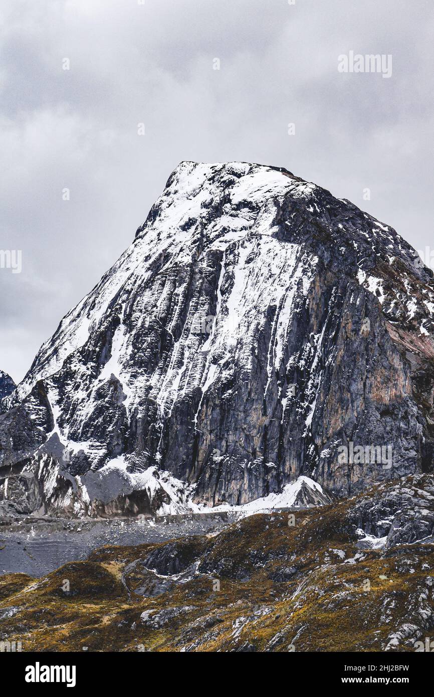 Un pic de neige dans la chaîne de montagnes péruvienne des Andes Banque D'Images Un pic de neige dans la chaîne de montagnes péruvienne des Andes Banque D'Images