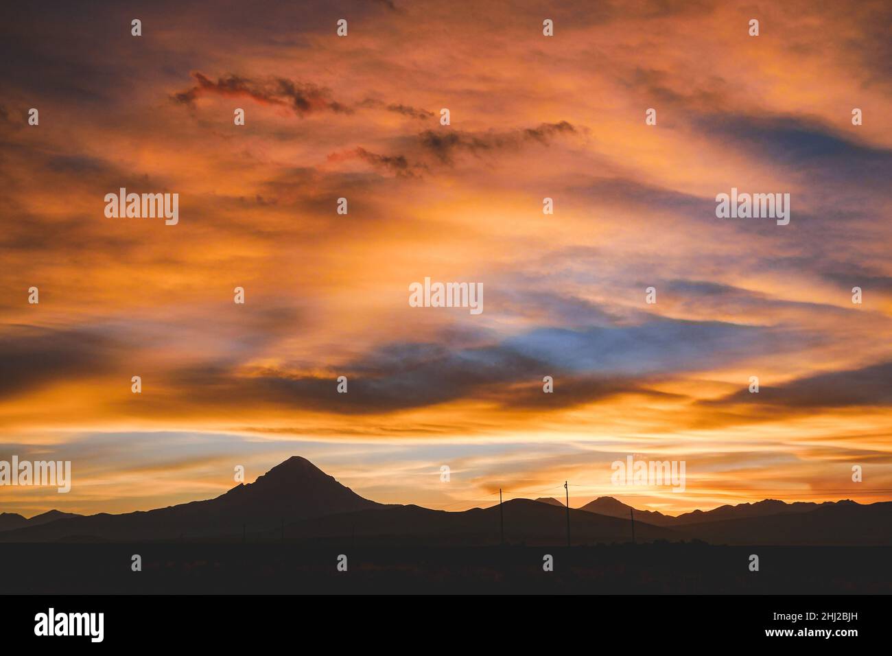 Silhouette de la montagne Sajama, Bolivie, sur un beau coucher de soleil Banque D'Images