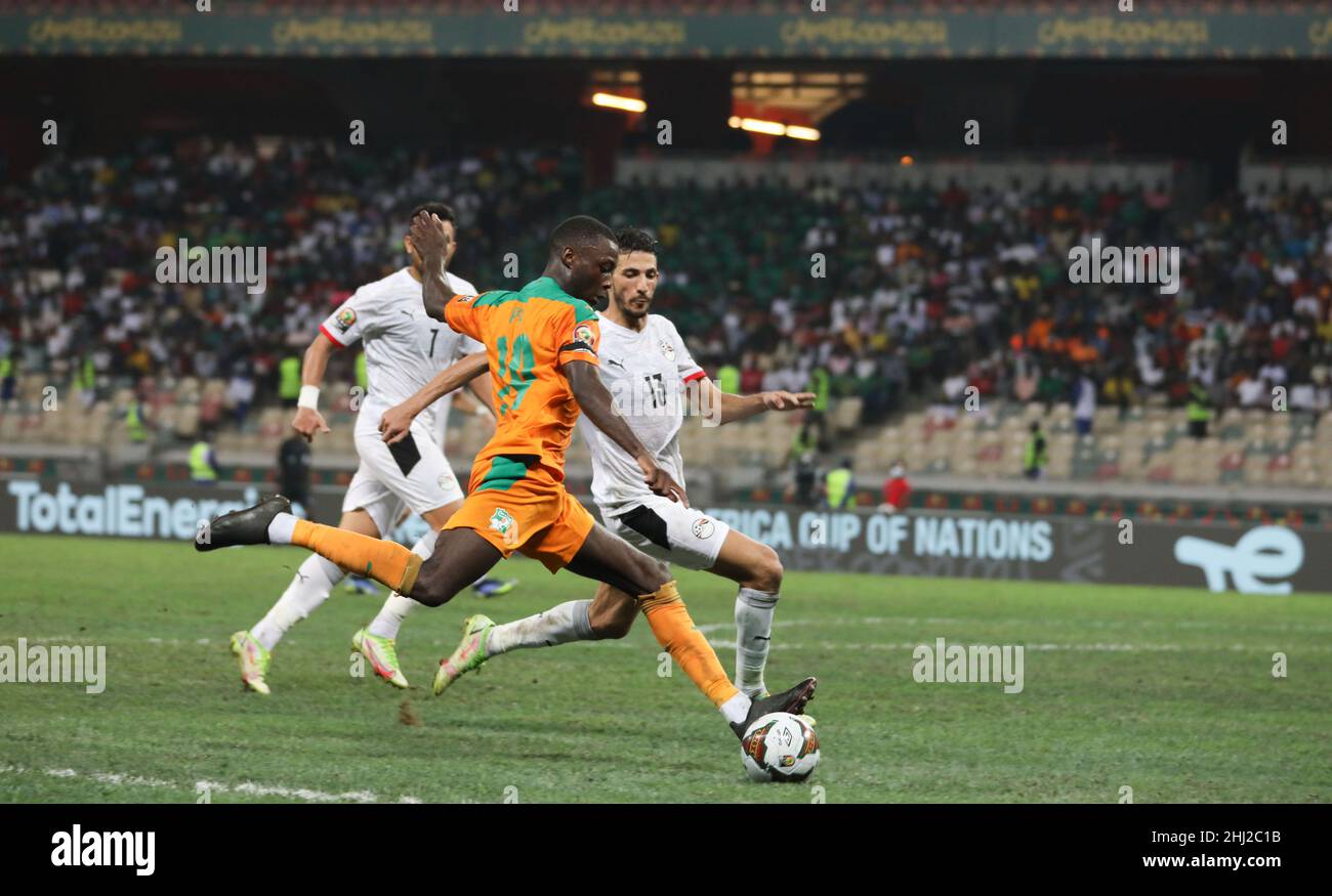 Douala, CAMEROUN - JANVIER 26: Nicolas Pepe de Côte d'Ivoire et Ahmed El Fotouhl d'Egypte en action pendant la coupe d'Afrique des Nations 2021 play offs - 1/8-finales match entre la Côte d'Ivoire et l'Egypte au stade Japoma, Douala, 26 janvier 2022 à Douala, Cameroun.(Photo de SF) crédit: Sebo47/Alay Live News Banque D'Images