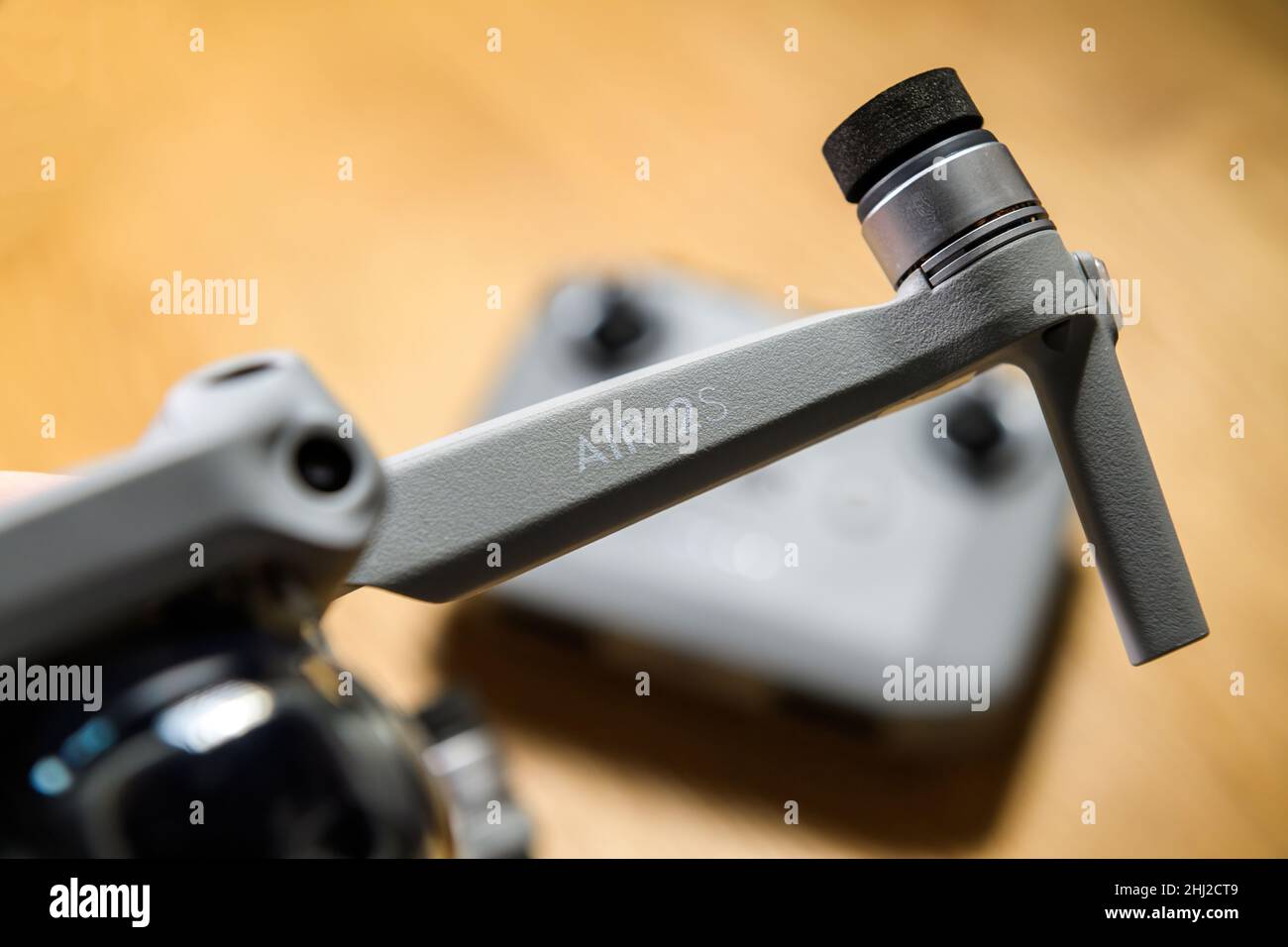 Paris, France - 14 janvier 2022 : main mâle POV tenant le nouveau dernier drone DJI Air 2s avec un accent sur l'inscription du logotype Banque D'Images