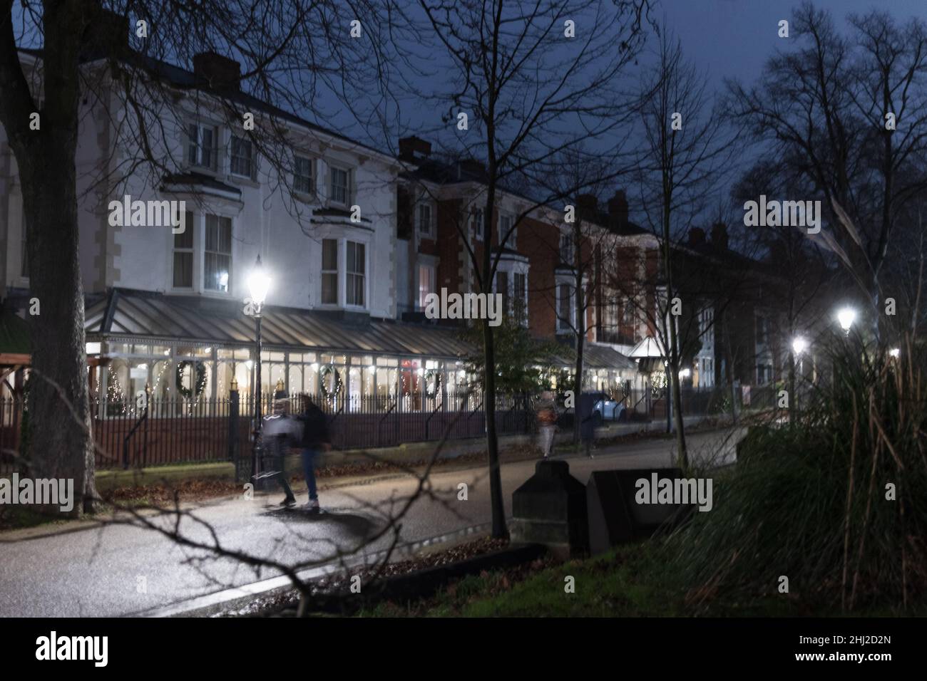 Photo nocturne de la Nouvelle promenade et de l'hôtel Belmont avec des lumières de Noël et des rampes en fer forgé.Montre les gens qui descendent, avec un flou de mouvement. Banque D'Images