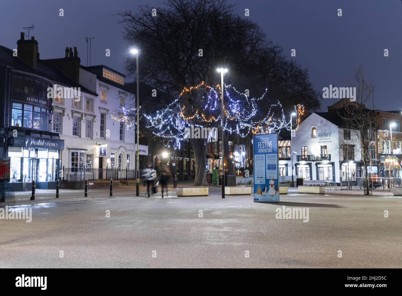 Nouvelle place de marche, montre une photo de nuit avec des lumières de Noël lumineuses, place ouverte avec des meubles de rue, des marches, et des bâtiments et des arbres en arrière-plan. Banque D'Images