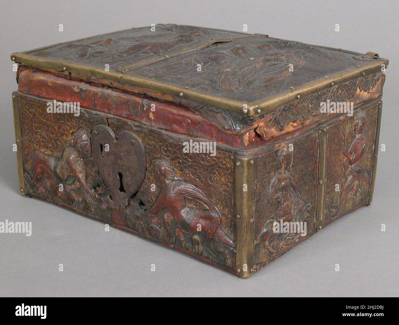 Cercueil 14th siècle français ce cercueil, comme de nombreux objets médiévaux séculiers, est décoré avec des scènes de cour ou de romances basées sur des concepts médiévaux d'amour courtois.Dans cet exemple, un amant offre à sa femme son coeur pendant qu'elle peigne ses cheveux et lui donne, en retour, sa ceinture comme un signe de son affection.La première expression convaincante de l'amour est probablement trouvée dans les chansons troubadour du XIIe siècle du sud de la France.Le code de l'amour courtois, formalisé à la fin du XIIe siècle et au début du XIIIe siècle, a été observé, dans certains endroits, jusqu'au XVe siècle. Banque D'Images