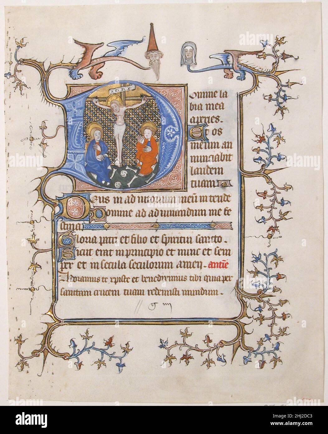 Manuscrit feuille avec la Crucifixion dans un D initial, d'un Livre des heures ca.1350 Français du Nord la Crucifixion sert de marque-page au début des heures de la Croix, qui racontent la passion du Christ.Ce cycle de prières latines doit être dit en privé à sept périodes différentes au cours de la journée.Les créatures ailées aux têtes humaines injectent une note d'humour bizarre à la scène de la mort de Jésus.Manuscrit feuille avec la Crucifixion dans un D initial, d'un Livre des heures.Français du Nord. Env.1350. Trempe, encre et or sur parchemin.Fabriqué en France du Nord.Manuscrits et Ill Banque D'Images