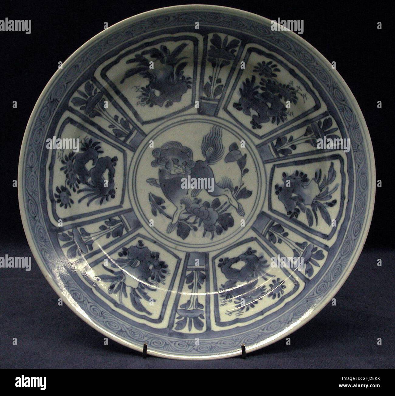 Bol env.1680 Japonais, pour le marché européen le don de la Collection Hans Syz en 1995 a donné au Musée près de trois cents exemples de céramiques européennes et asiatiques méticuleusement acquis par le collectionneur d'origine suisse Dr. Syz (1894-1991) pour tracer la migration de modèles et de modèles d'est en Ouest.Documentant un processus continu d'influence et d'adaptation, ces pièces fournissent un examen discriminant des nuances de changement stylistique résultant de trois siècles de commerce.Bol 208222 Banque D'Images