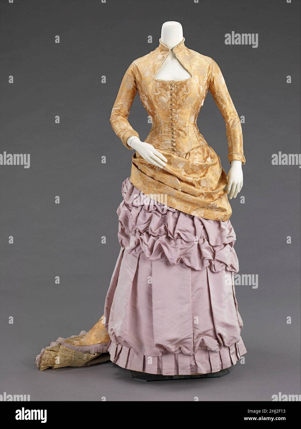 Robe de soirée ca.1880 Wechsler & Abraham American cette robe de soirée a  été réalisée par une société de couture de Brooklyn qui était bien connue à  l'époque.Son textile captivant en fait