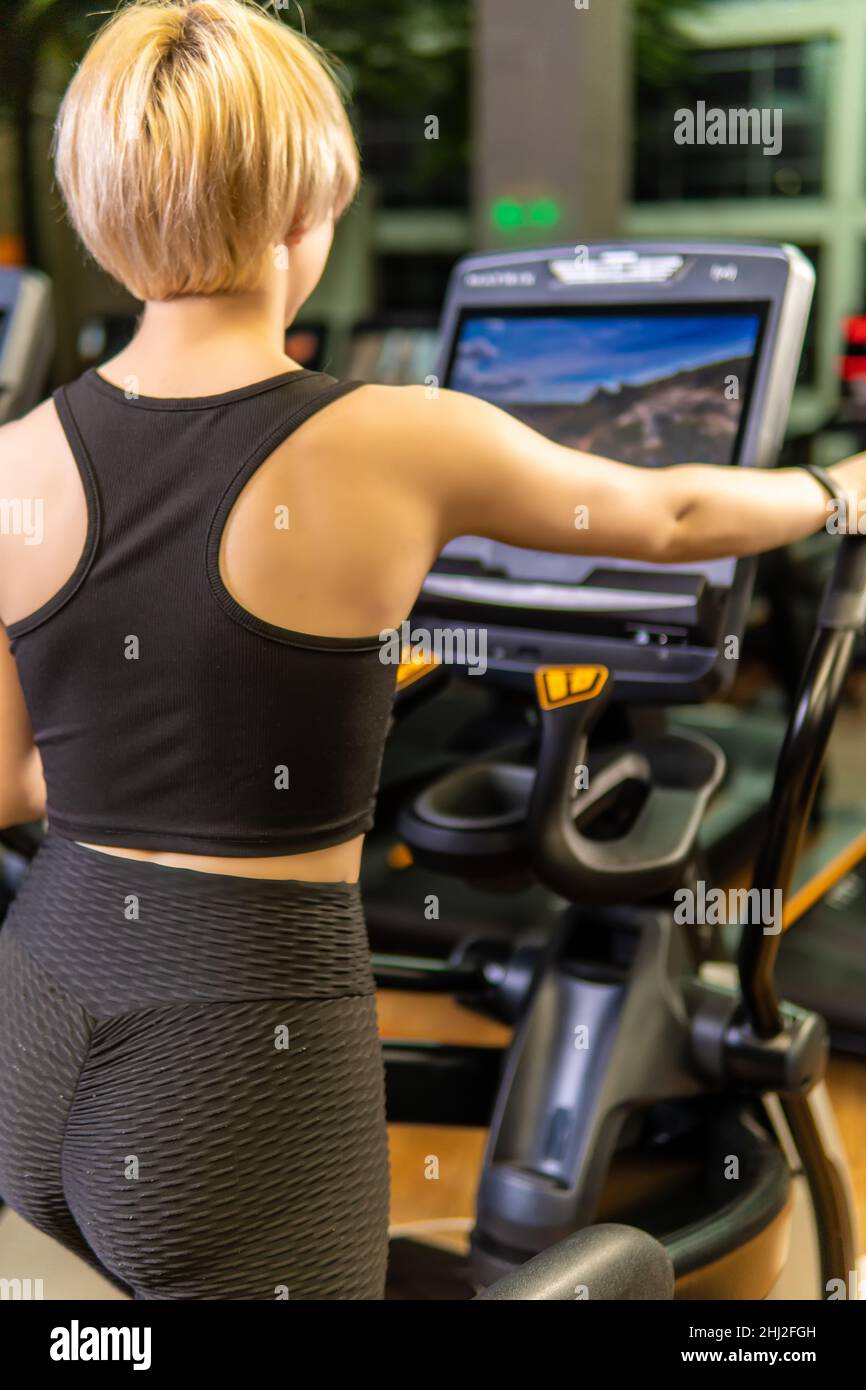 Vélo elliptique jeune femme santé, pour l'entraînement féminin pour la  course à pied fille vêtements de sport, entraîneur de chambre.Entraînement  cardio-vasculaire, fitness Photo Stock - Alamy