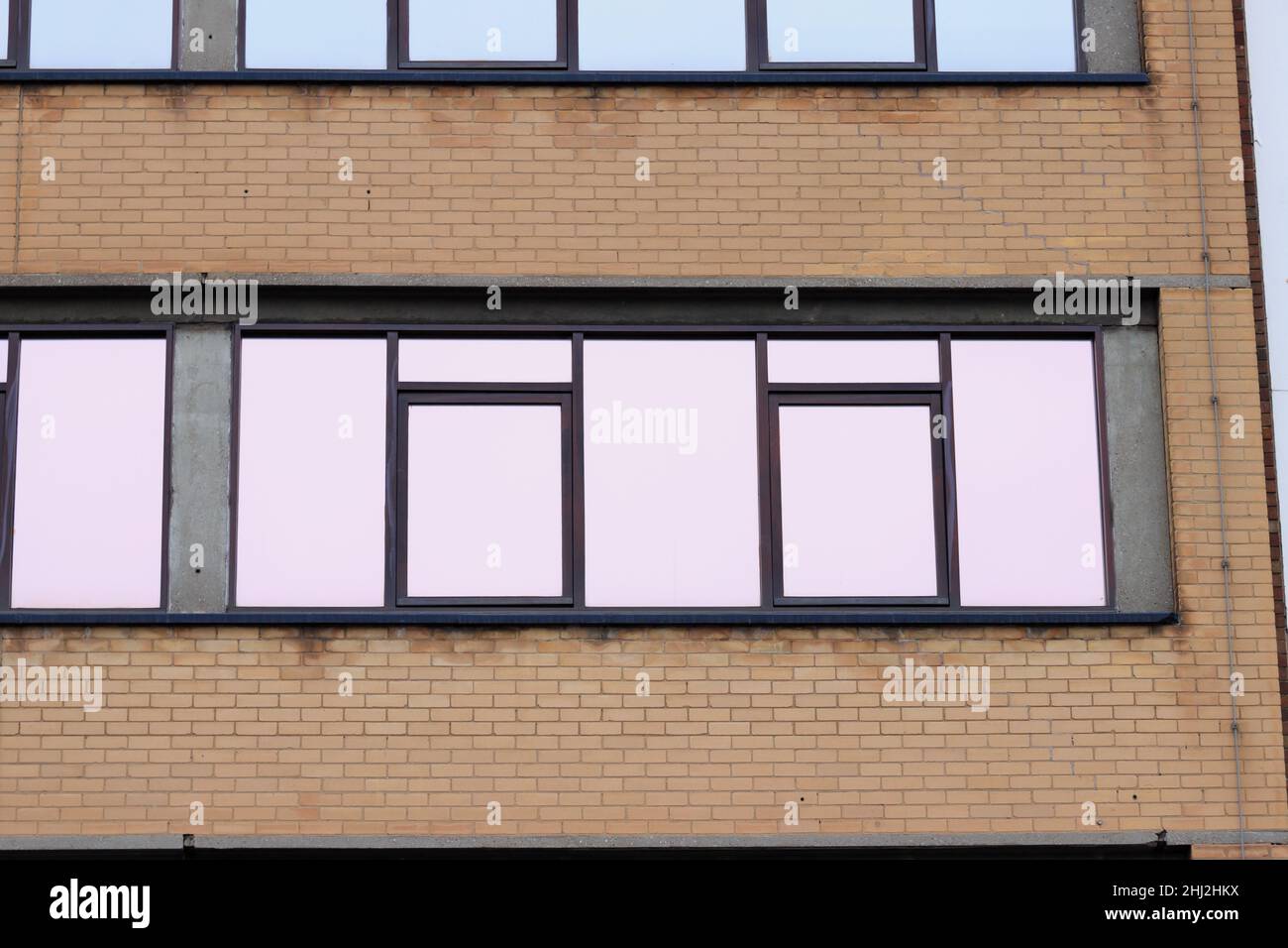 Bâtiment de bureau et fenêtre sur Regent Road, Leicester, montrant des briques, fenêtre.Les fenêtres sont recouvertes d'un film de fenêtre solaire en bronze. Banque D'Images