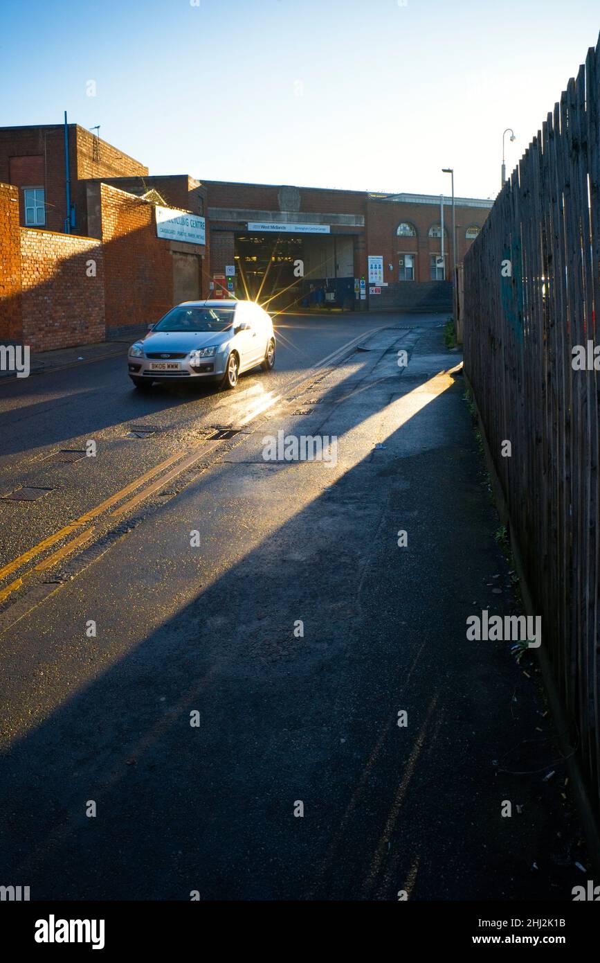 Voiture rapide passant par le dépôt de bus central de Birmingham à Digbeth Banque D'Images