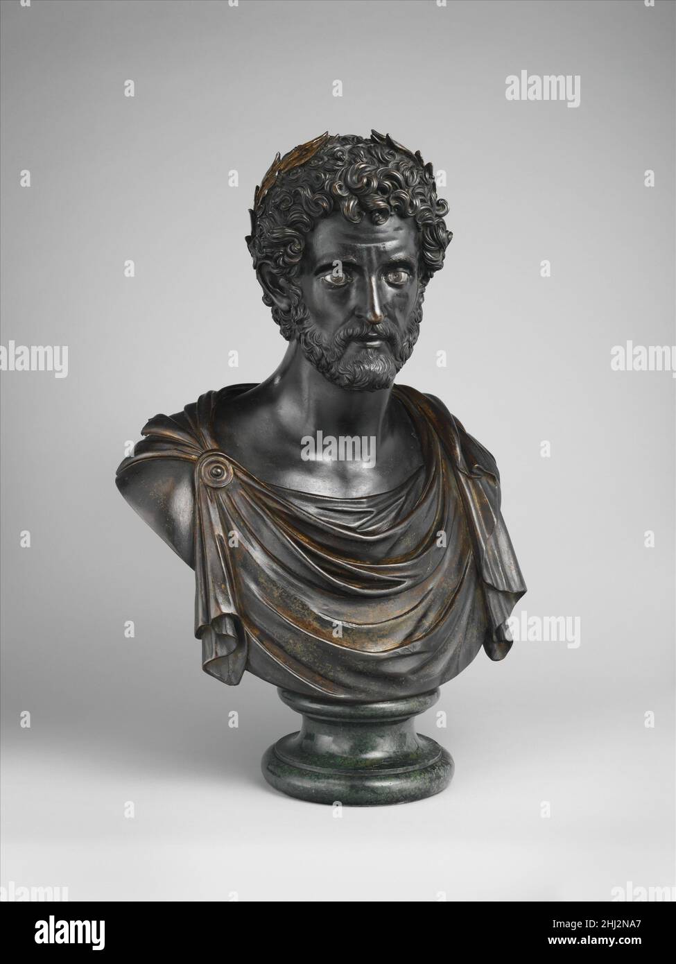 Empereur Antoninus Pie 1519–1524 Antico (Pier Jacopo Alarii Bonacolsi) Italien travaillant presque exclusivement pour les membres de la famille Gonzaga, souvent à leur cour de Mantoue, Antico a gagné son surnom en se spécialisant dans les interprétations de la sculpture antique grecque et romaine.Des voyages à Rome sur le site de Gonzaga lui ont permis de découvrir les dernières découvertes d'antiquités, que ses clients ont admirement collectées ;En aidant à acquérir et à réparer ces statues et bustes, le sculpteur a donné une connaissance concrète de l'art ancien. Son style précis et élégant devait beaucoup au soin avec lequel il a jeté un Banque D'Images