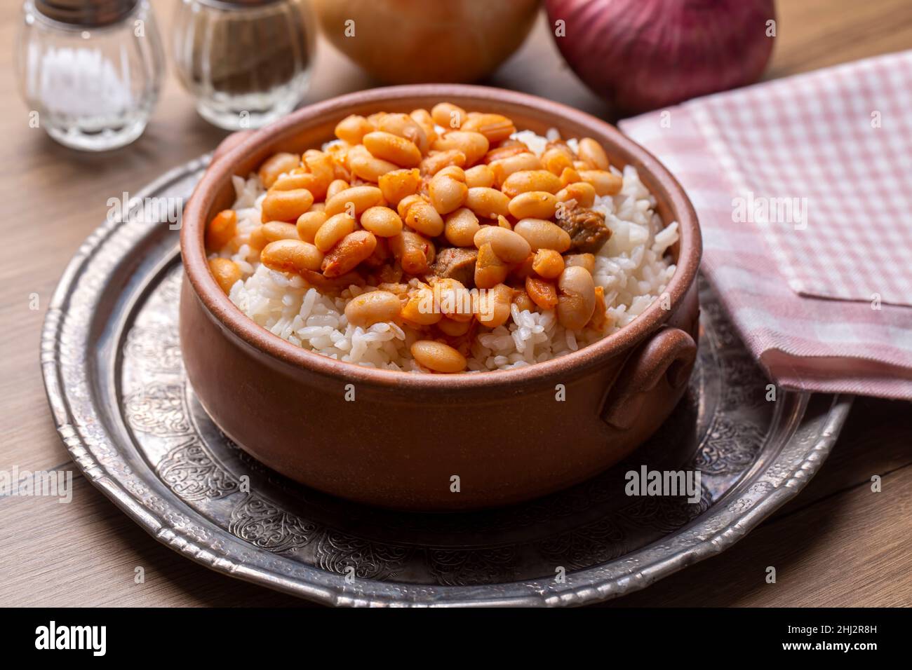 Cuisine turque traditionnelle.Kuru Fasulye .Haricot haricots, riz et haricots (nom turc; pilav utu kuru fasuye) Banque D'Images