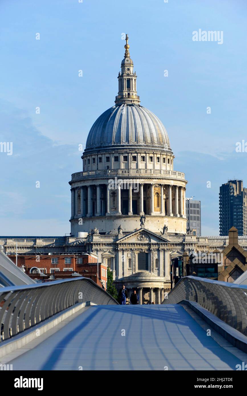 Millennium Bridge et la cathédrale Saint-Paul à Londres, Angleterre, Royaume-Uni Banque D'Images