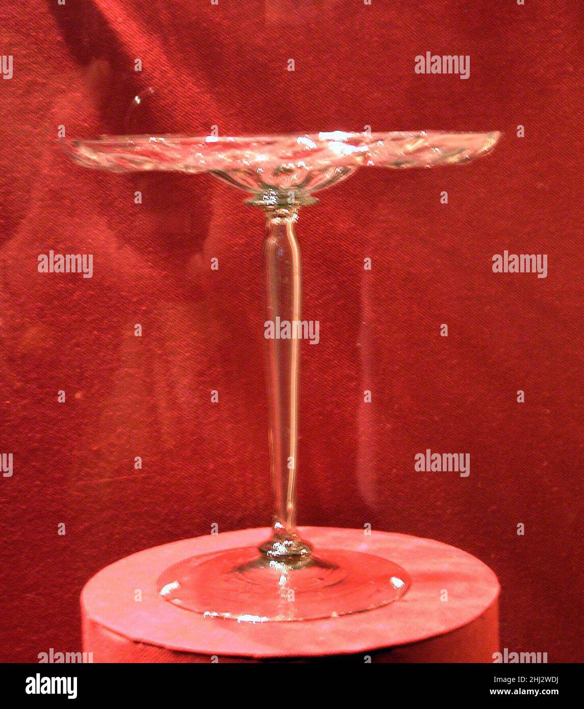 Tazza avec bol en forme de pilier italien du début du 17th siècle, Venise (Murano) pendant la Renaissance, les verriers vénitiens, travaillant sur l'île de Murano, ont été célébrés dans toute l'Europe pour leur travail fin et étincelant.Appelé “cristallo” imitant la clarté du cristal de roche, dans les mains des souffleurs de verre les plus qualifiés, le milieu pourrait être délicieusement manipulé, étiré de manière variable papier plat, ou encore tordu playerly, ou soufflé dans des moules avec des motifs spectaculaires.Tazza avec bol moulé 186124 Banque D'Images