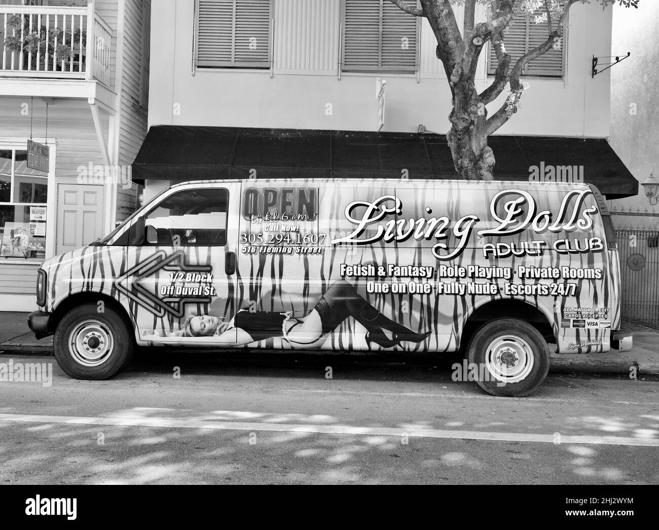 Living Dolls Van à Key West, Floride, FL, États-Unis.Club des adultes à côté de Duval Street sur Fleming St. Van peint avec publicité pour Gentleman’s Club. Banque D'Images