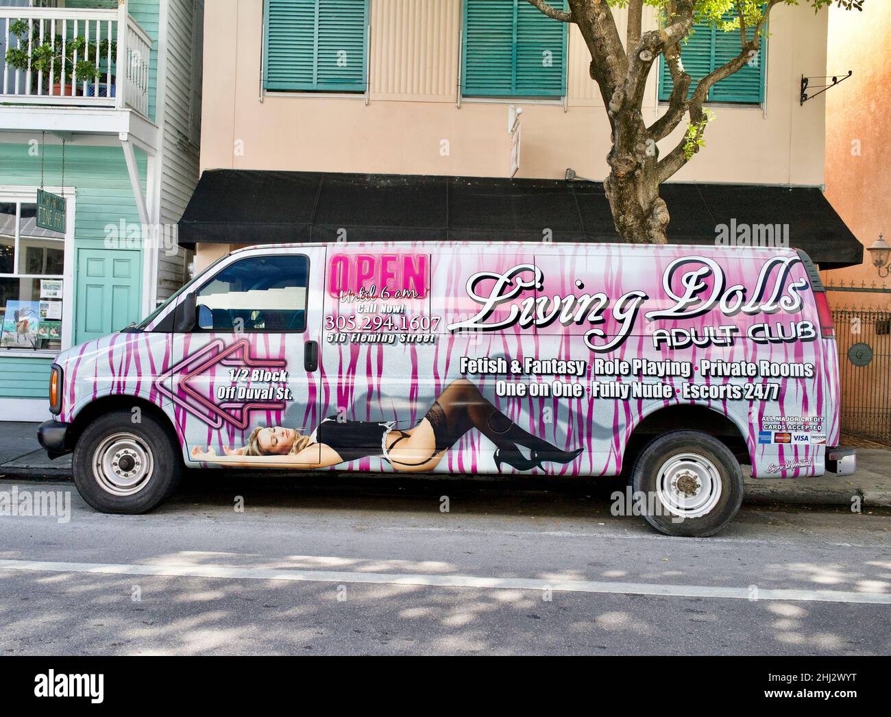Living Dolls Van à Key West, Floride, FL, États-Unis.Club des adultes à côté de Duval Street sur Fleming St. Van peint avec publicité pour Gentleman’s Club. Banque D'Images