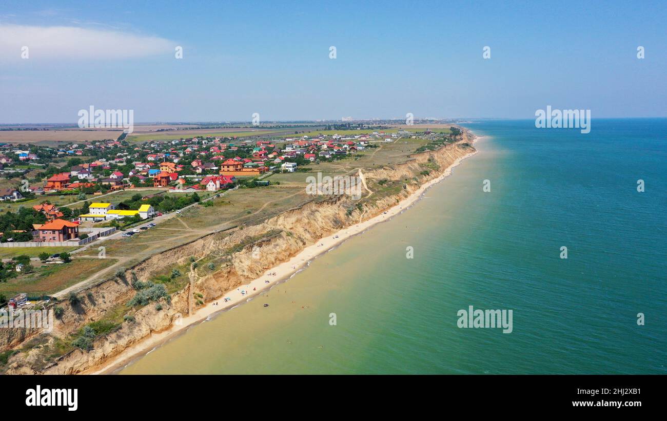 Panorama de la mer en Ukraine du Sud, Europe.Ville de villégiature avec plage de sable agréable et mer bleu clair. Destination de voyage, endroit idéal pour le confort vacances Banque D'Images