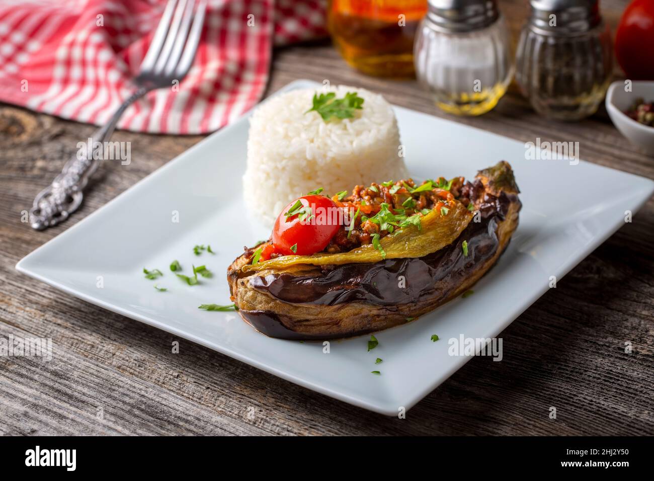 Délicieux plats traditionnels turcs ; plat de viande et d'aubergine, (nom turc ; Karniyarik) Banque D'Images