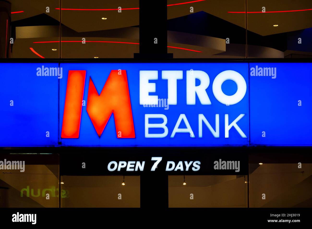 Une affiche Metro Bank indiquant qu'ils sont ouverts 7 jours sur 7 Banque D'Images