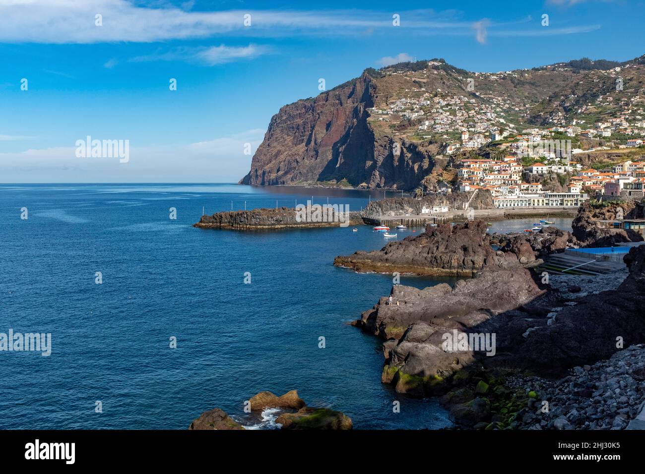 Village de Camara de Lobos avec Cabo Girao en arrière-plan sur Madère, Portugal Banque D'Images