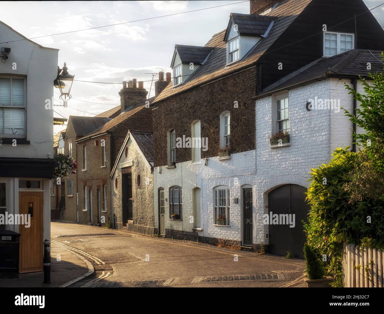 LEIGH-ON-SEA, ESSEX, Royaume-Uni - 03 JUILLET 2018 : vue sur High Street au soleil de la fin de la soirée Banque D'Images