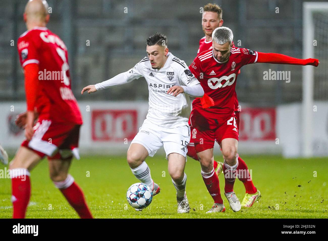 EUPEN BELGIQUE JANVIER 26 Gary Magnee De KAS Eupen Bataille Pour Le Ballon Avec Nicolas 