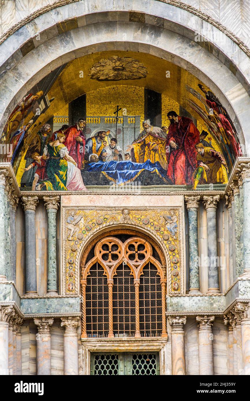 En robe officielle vénitienne, les magistrats et les doges vénèrent l'état saint Sebastiano Ricci, la place Saint-Marc avec la cathédrale Saint-Marc, la basilique di Banque D'Images