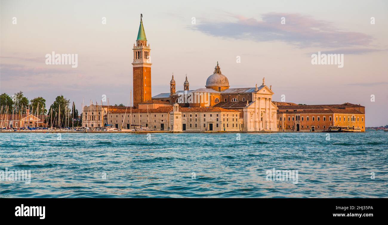 Panorama en soirée de San Giorgio Maggiore, une île dans le lagon de Venise avec abbaye bénédictine du même nom et église par Andrea Palladio Banque D'Images
