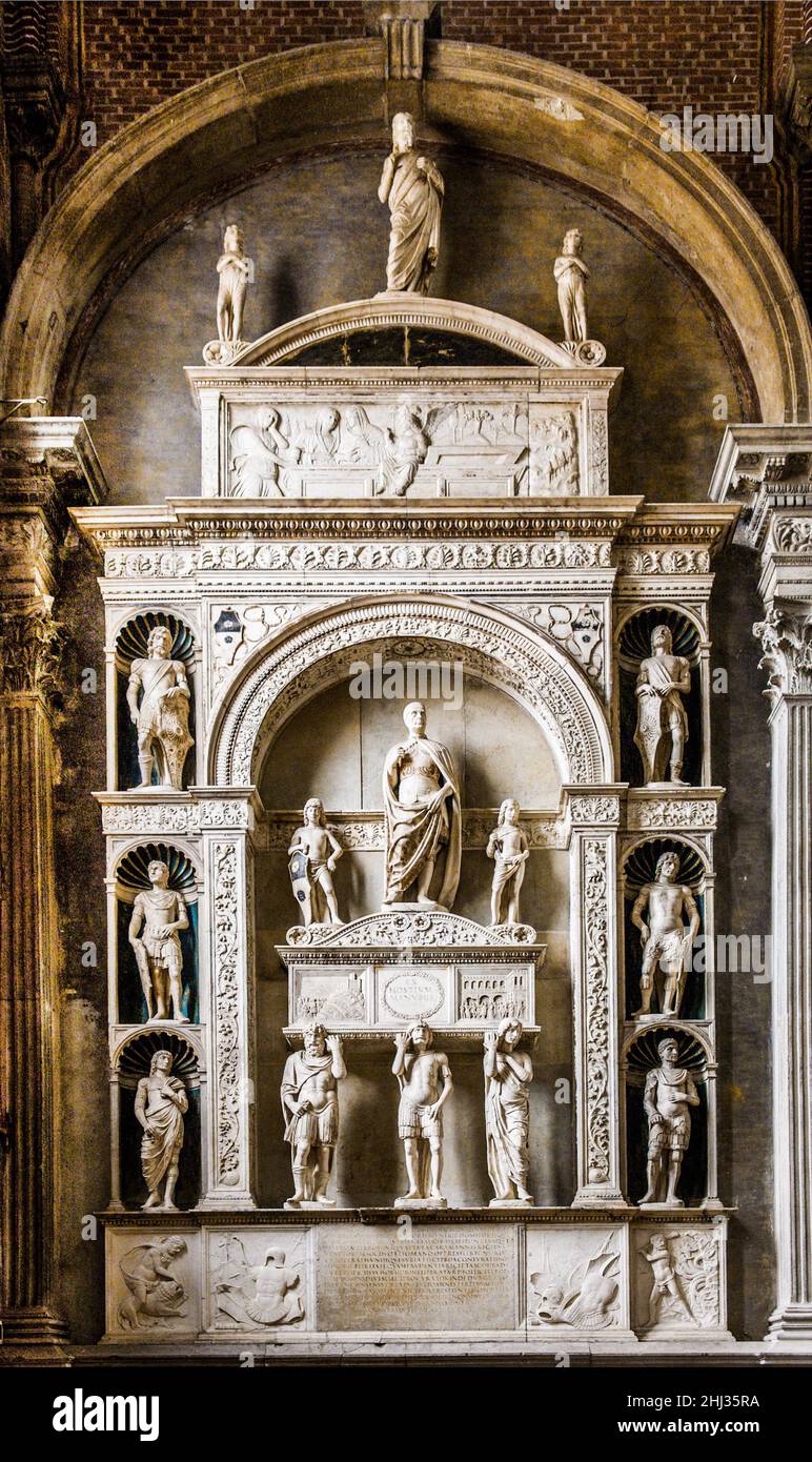 Tombe du Doge Pietro Mocenigo par Pietro Lombardo, Santi Giovanni e Paolo, église funéraire préférée des Doges ainsi que de nombreuses familles nobles Banque D'Images